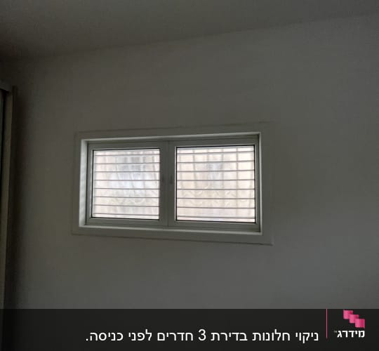 חלון עם תריסים בחדר ריק